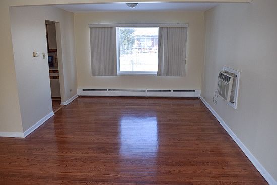 3rd image of 261 Silver Ln