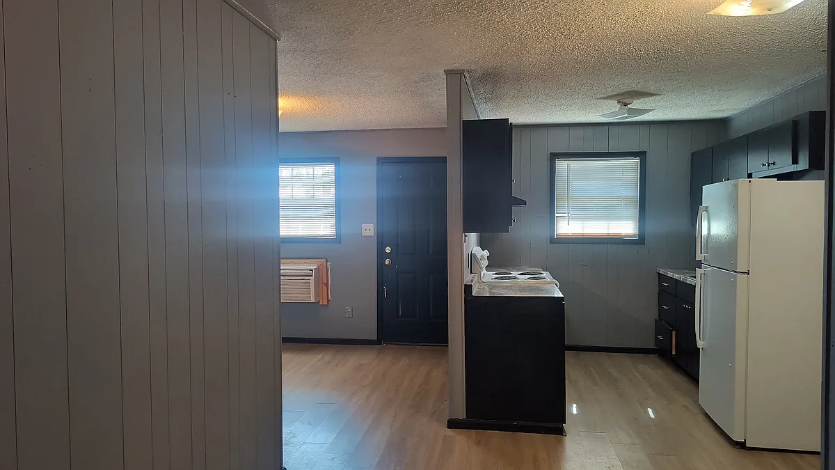 Building Photo - 3835 W 20th Ave #1