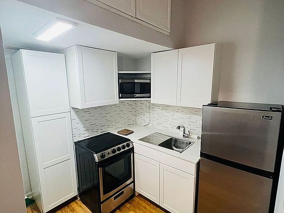 5th image of 223 W 70th St #3D