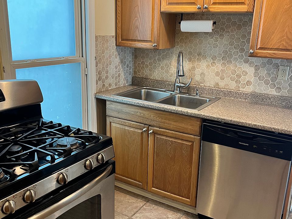 1st image of 75 Pine St APT 1