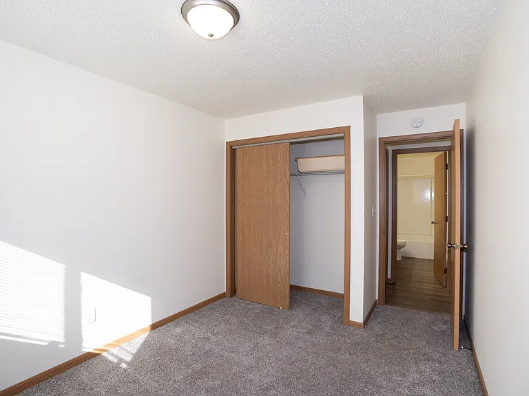 Fargo, ND Country Club Apartments | 21B | Bedroom