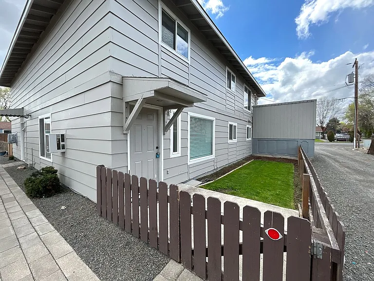 286 SW C St — Photo 1