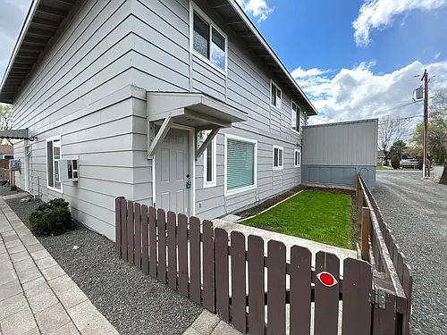 286 SW C St Photo 1