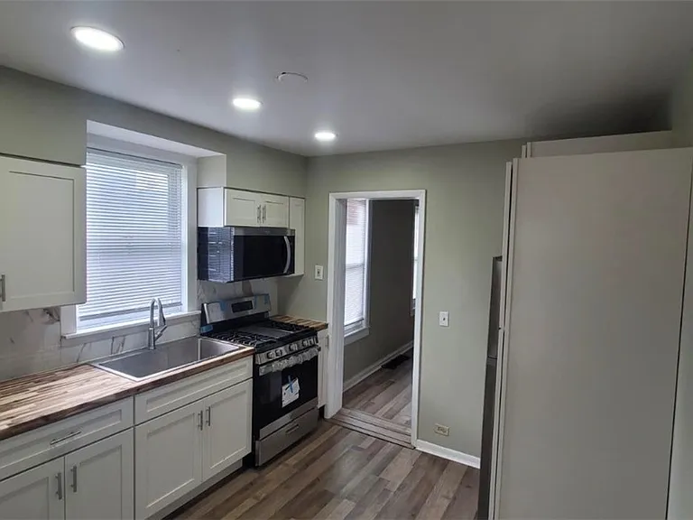 470 W 1st St — Photo 5