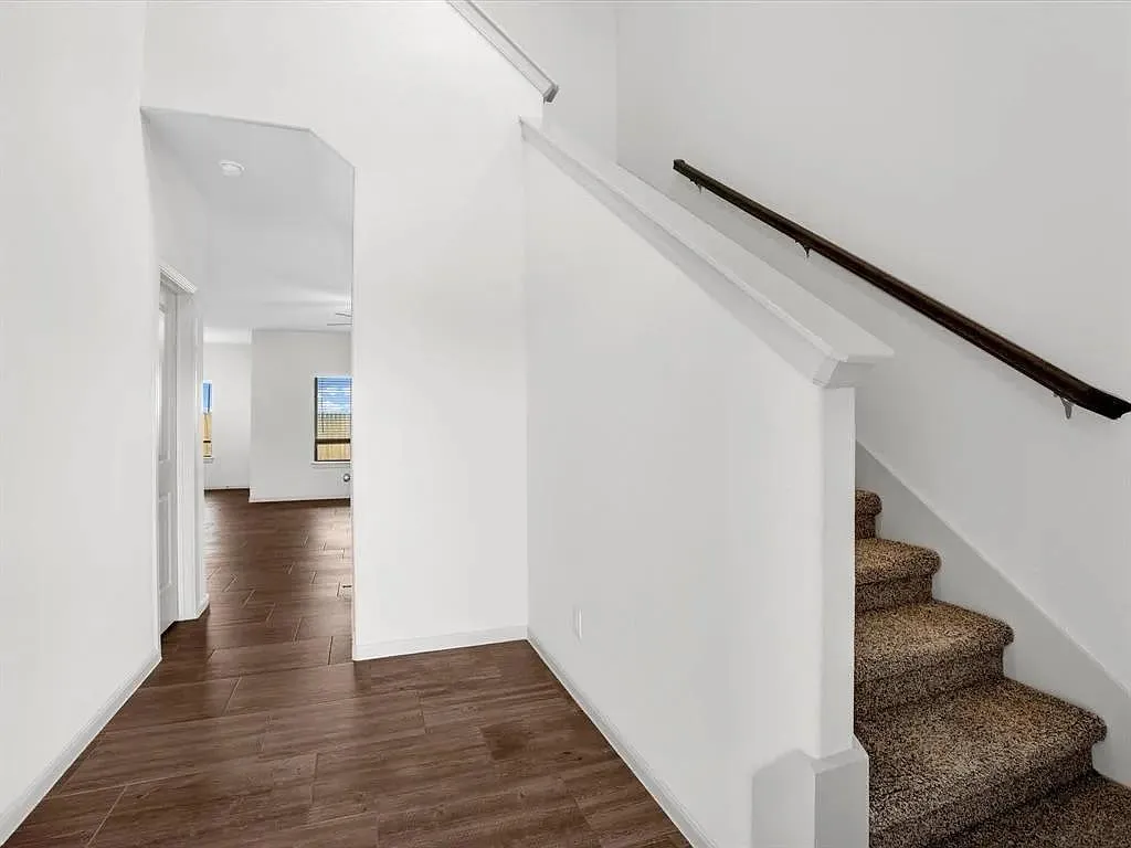 4 bed, 3.5 bath, 1900 sqft, $2,700 — Photo 3