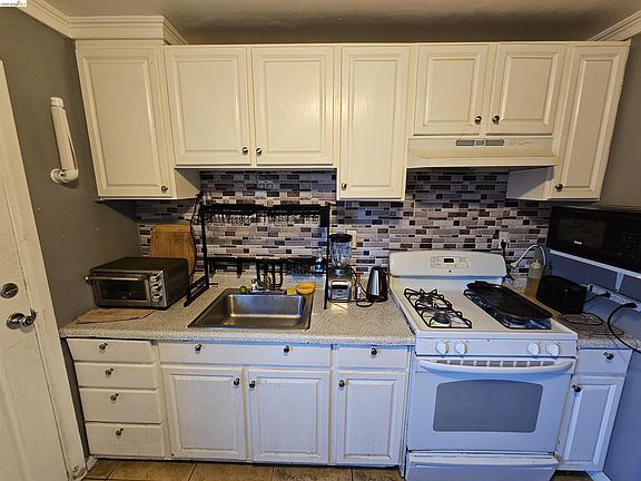 4th image of 154 W Chanslor Ave