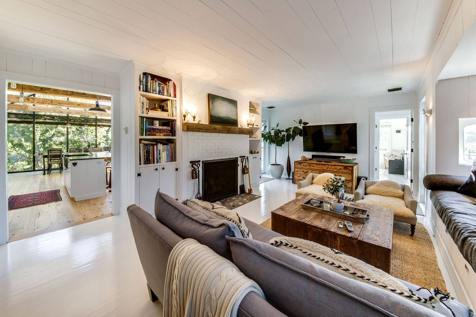  Fireplace in Living room 