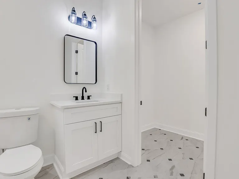912 E Henry St — Photo 30