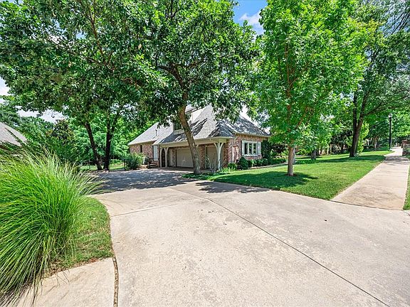 3rd image of 2808 Woodland Creek Dr