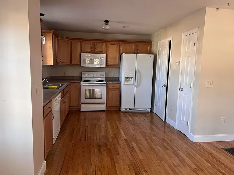 20 Portsmouth Ave #D — Photo 6