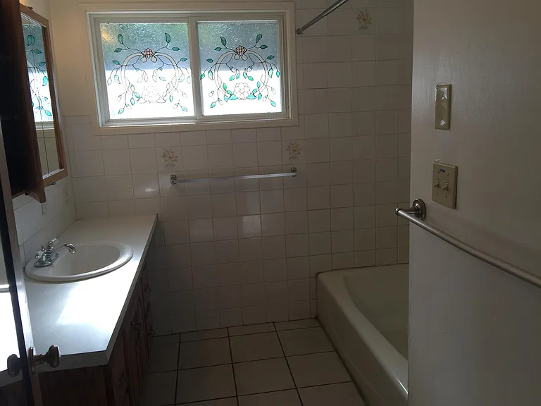 215 NW Webb St #UPPER — Photo 8