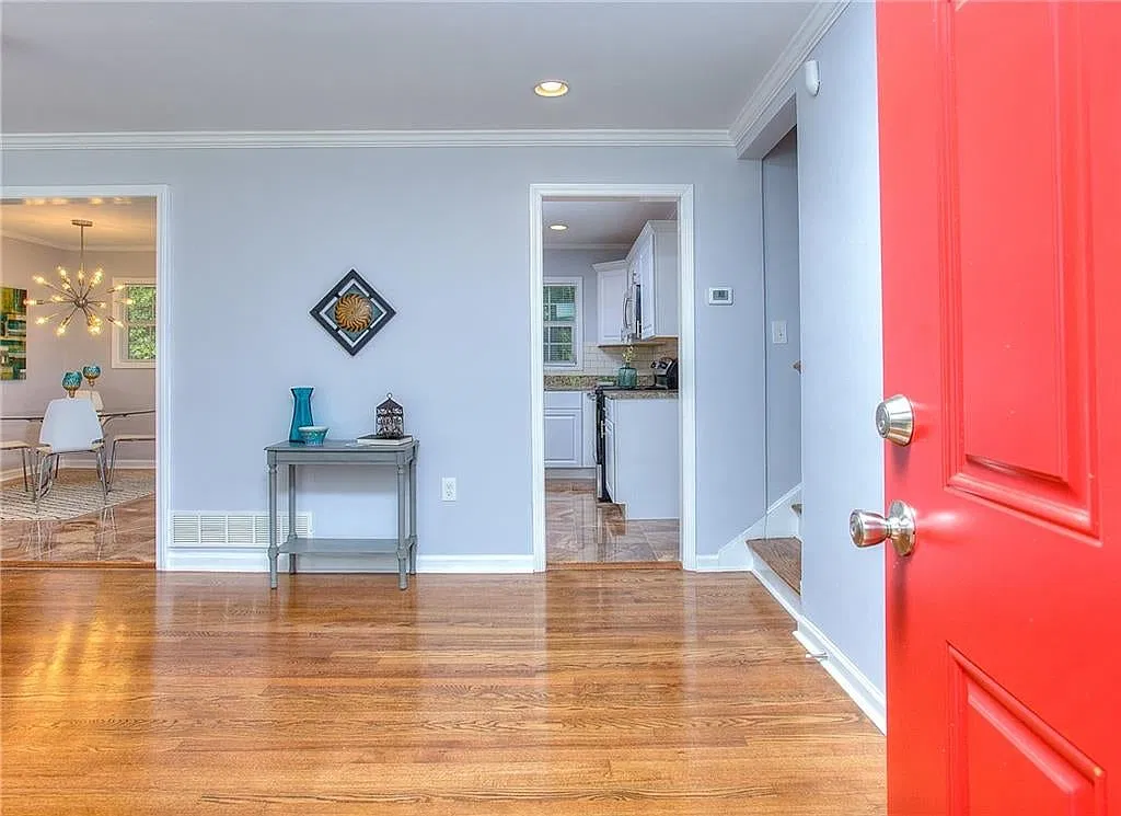 5 bed, 2.5 bath, 2408 sqft, $2,500 — Photo 2