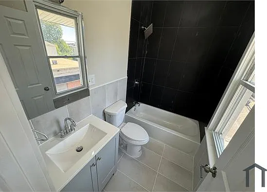 28 Wainwright St #3 — Photo 4