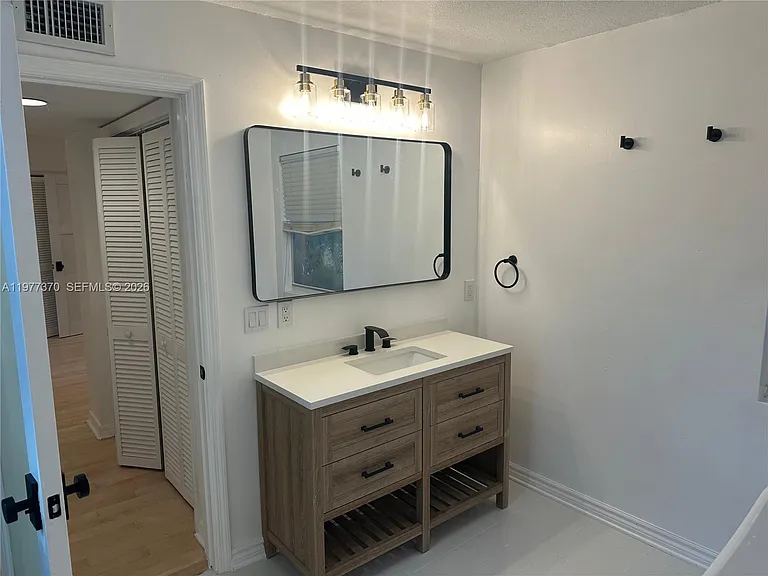 725 Navarre Ave — Photo 18