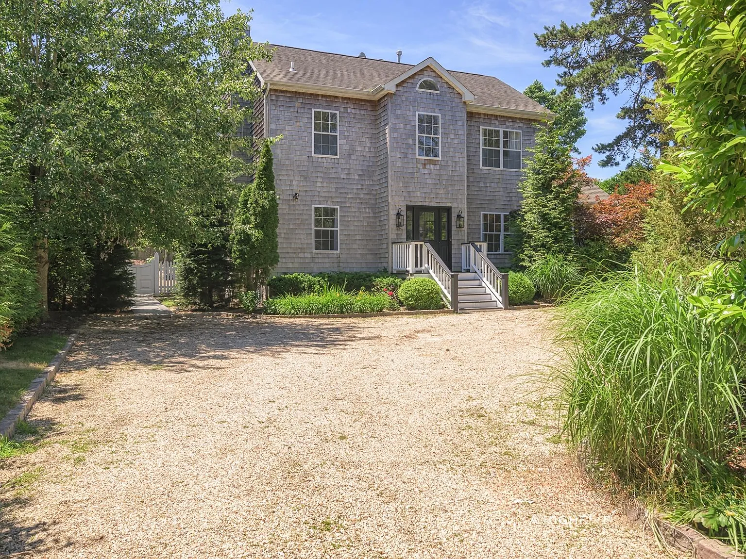 Charming 4BR 4Ba Colonial with Heated Pool in Southampton, NY — Photo 2