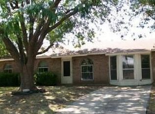 301 W Grenoble Dr, Grand Prairie, TX 75052