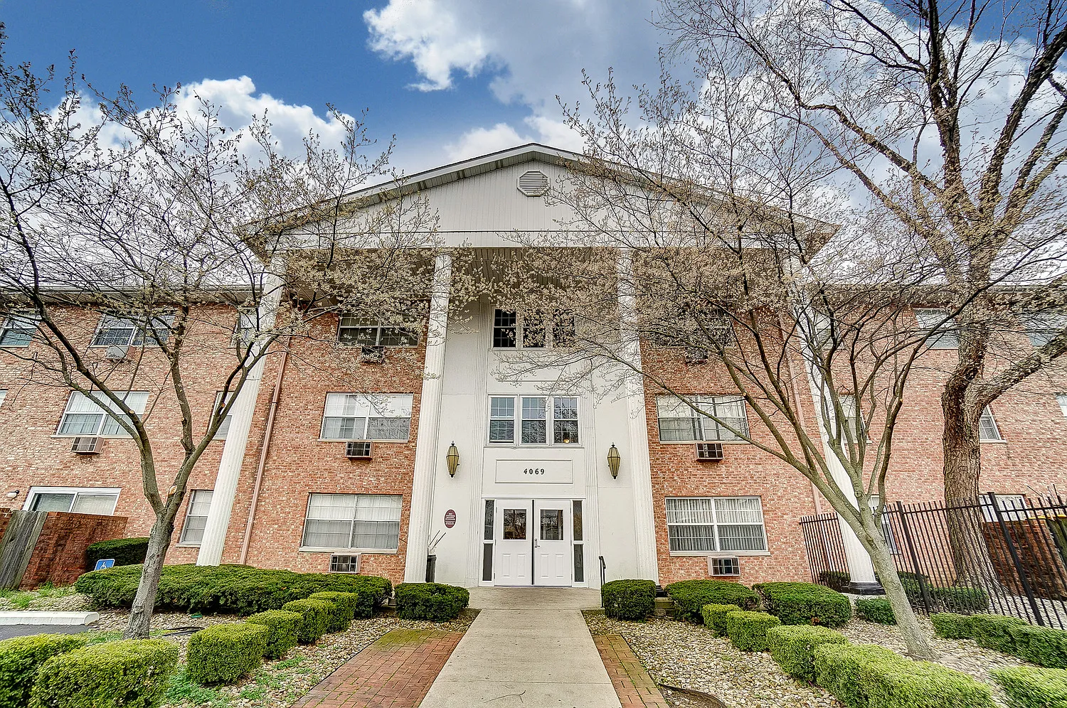 Embassy Plaza Apartments — Photo 1