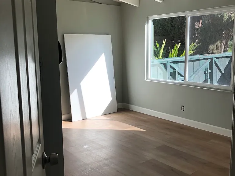 2519 Larchmont Ave — Photo 3