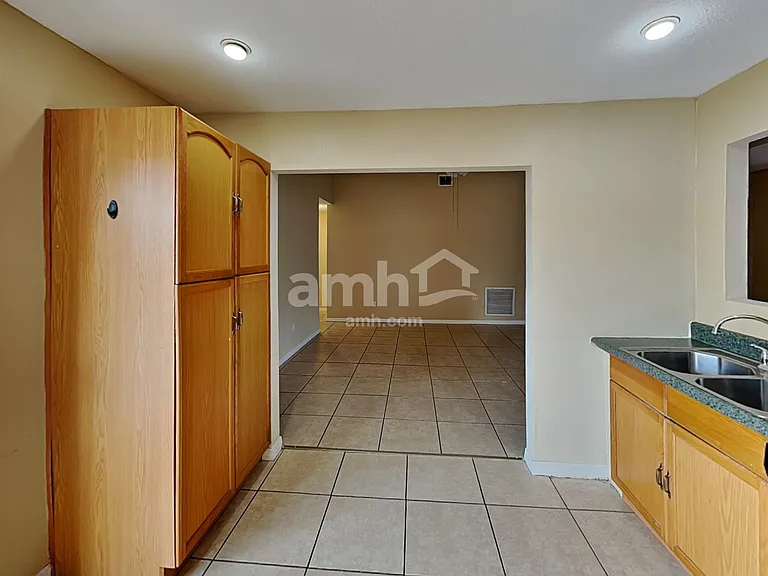 1014 Gore Dr — Photo 8