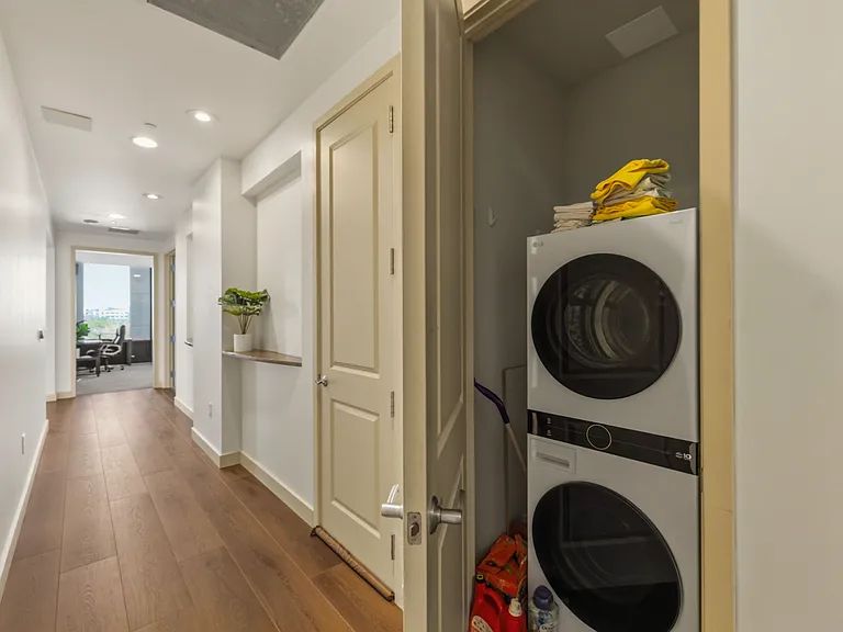 700 W 31st St #404 — Photo 23