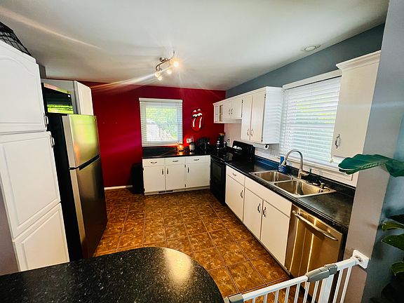 4th image of 1139 Valley Dr NW