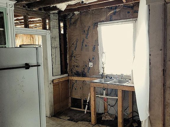 3rd image of 10 Avery St