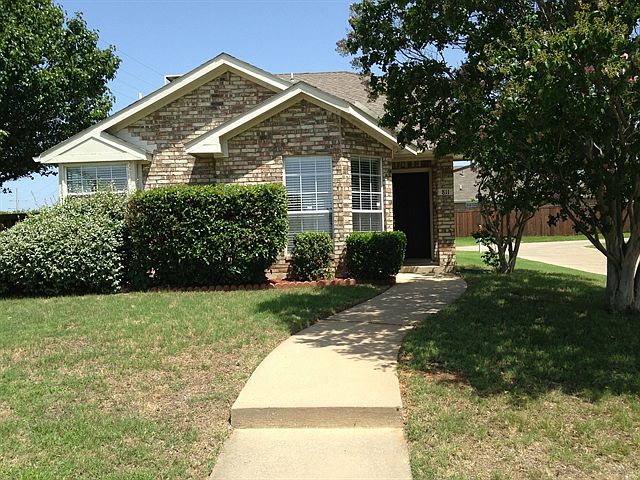 1st image of 811 Burr Oak Dr