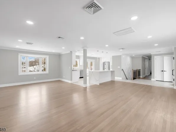 475 Cedar Ln, Paramus, NJ 07652