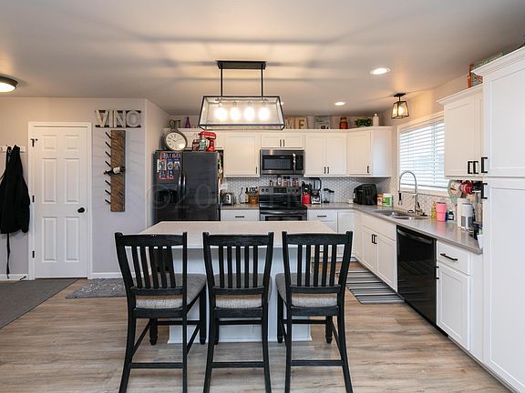 5th image of 808 Cathy Dr W