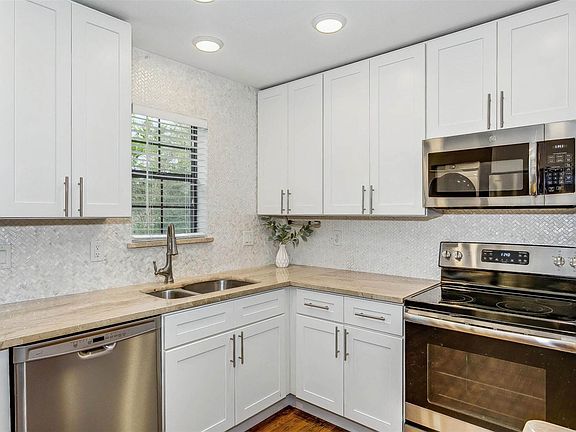 5th image of 4344 Langley Ave APT 220
