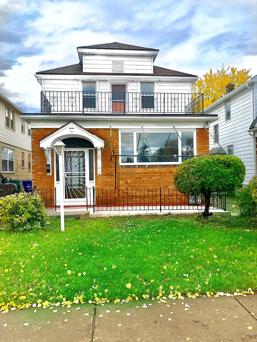 225 Davidson Ave photo 1