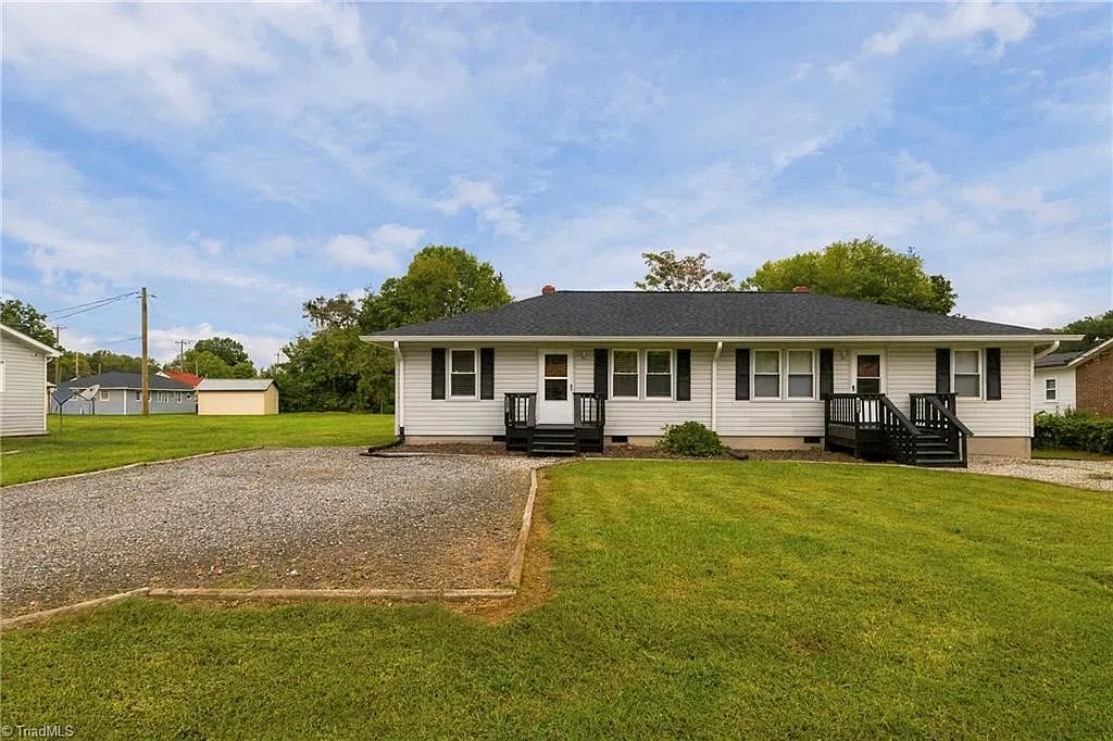 2 bed, 1.0 bath, 700 sqft, $1,000 — Photo 1
