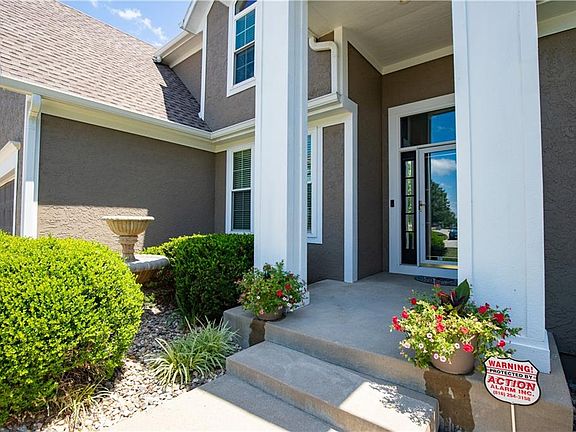4th image of 424 NE Parks Edge Dr