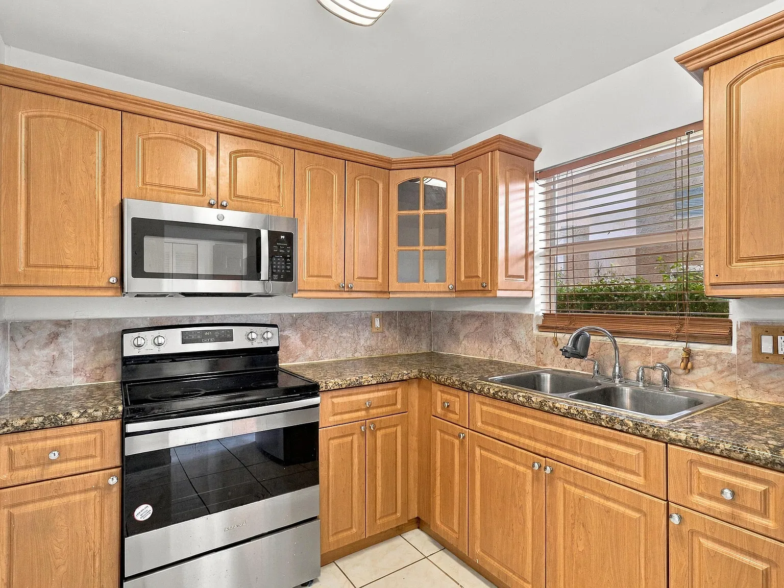 1 bed, 1.0 bath, 696 sqft, $1,550 — Photo 1