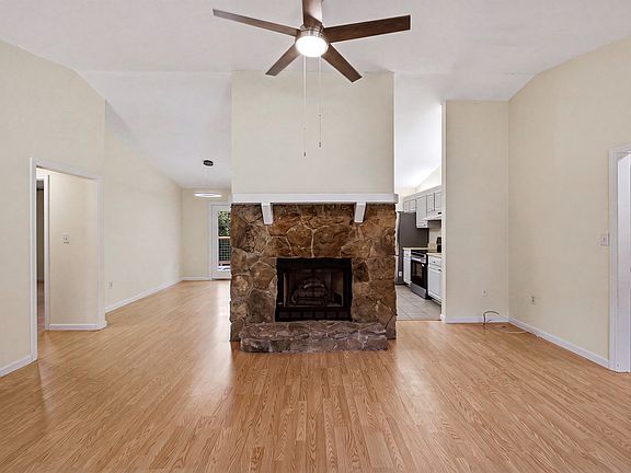 5th image of 415 White Oak Cir