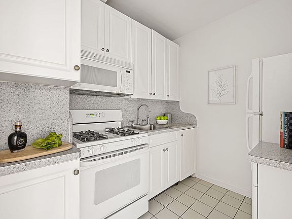 5th image of 34 Plaza St E APT 810