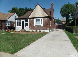 20 Queen St, Freeport, NY 11520