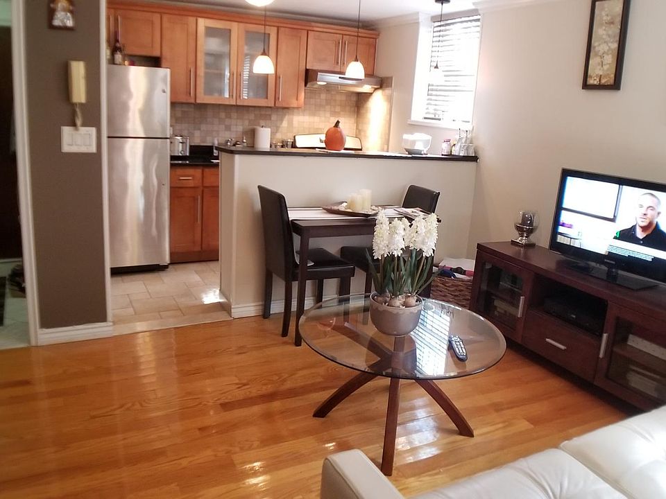 1st image of 2002 Utopia Pkwy #1