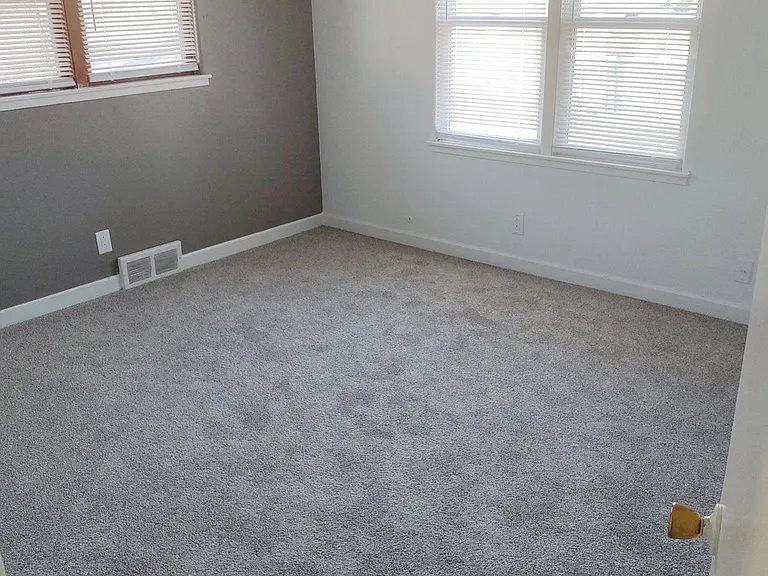 720 Gladys St — Photo 5