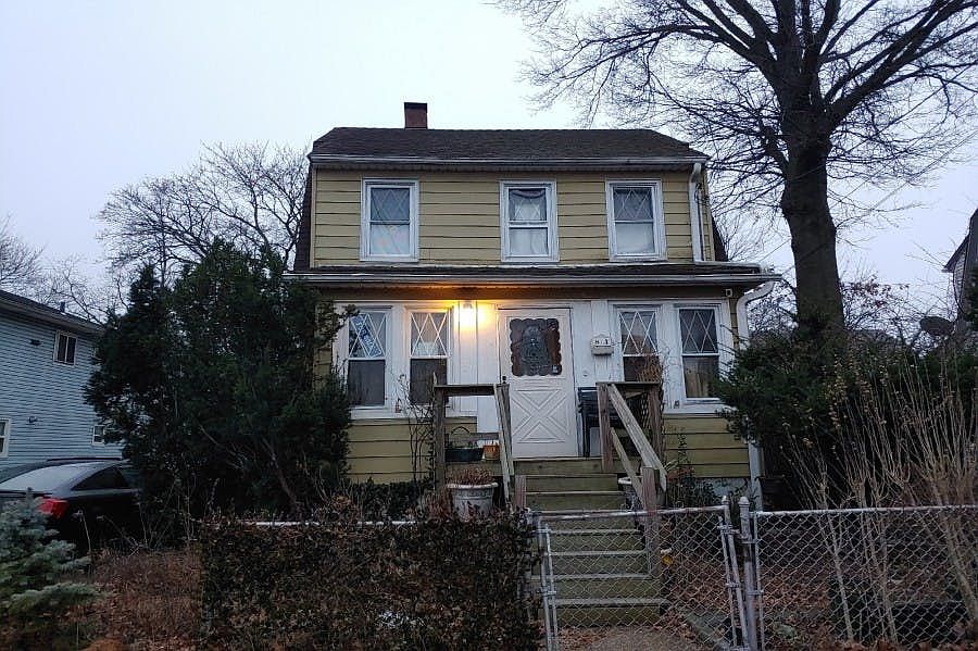 1st image of 84 Roosevelt Ave