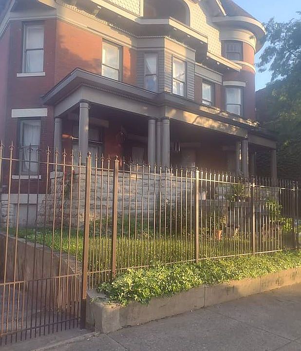 1st image of 1916 E 3rd St
