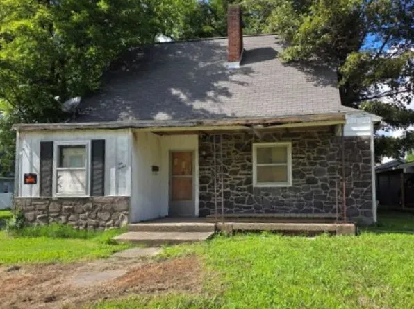 212 W McHaney St, Harrisburg, IL 62946