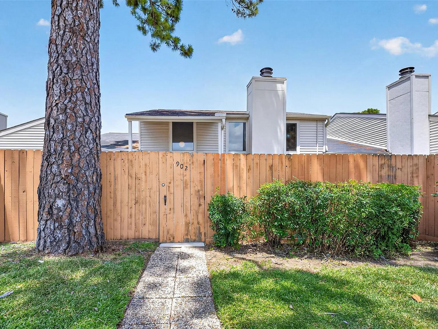 1 bed, 1.0 bath, 1008 sqft, $1,200 — Photo 2