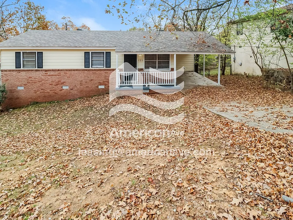 121 Lindenhurst Dr
