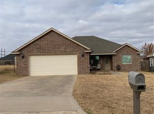305 Ridgecrest Dr, Elk City, OK 73644