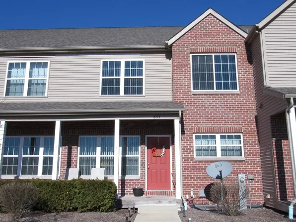 585 Stonegate Dr, Sycamore, IL 60178