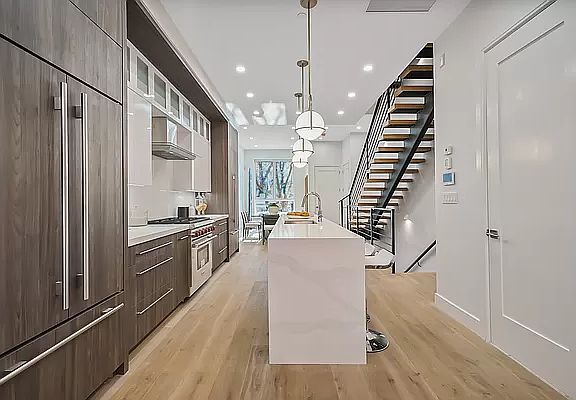 3rd image of 85 Calyer St