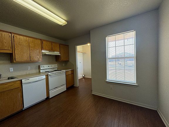 4th image of 3301 Barcelona Dr APT B