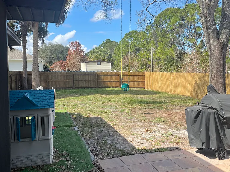 901 Nevada Dr NE — Photo 2