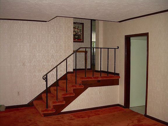 Access to upper level